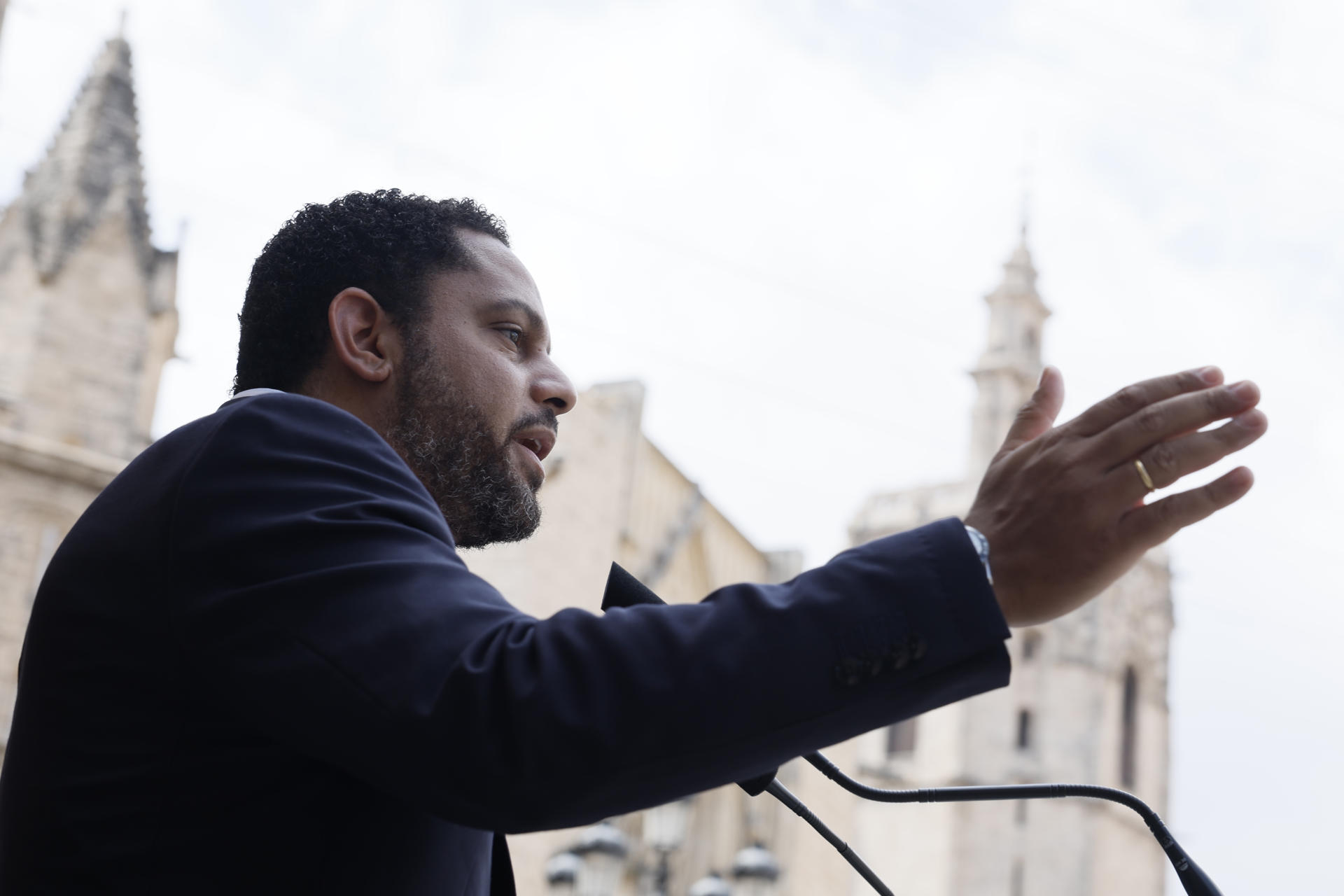 El secretario general de Vox, Ignacio Garriga (centro), preside la Jornada de Portavoces Autonómicos sobre Presupuestos 2025, organizada por el Grupo parlamentario de Vox en Les Corts Valencianes. En la imagen Garriga atiende a los medios de comunicación tras la sesión del Tribunal de las Aguas, a la que ha asistido. EFE/Biel Aliño