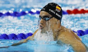 El nadador español Carles Coll Marti compite en las semifinales de los 200 metros estilo braza en los Campeonatos Mundiales de Natación Singapur 2025. EFE/EPA/RUNGROJ YONGRIT