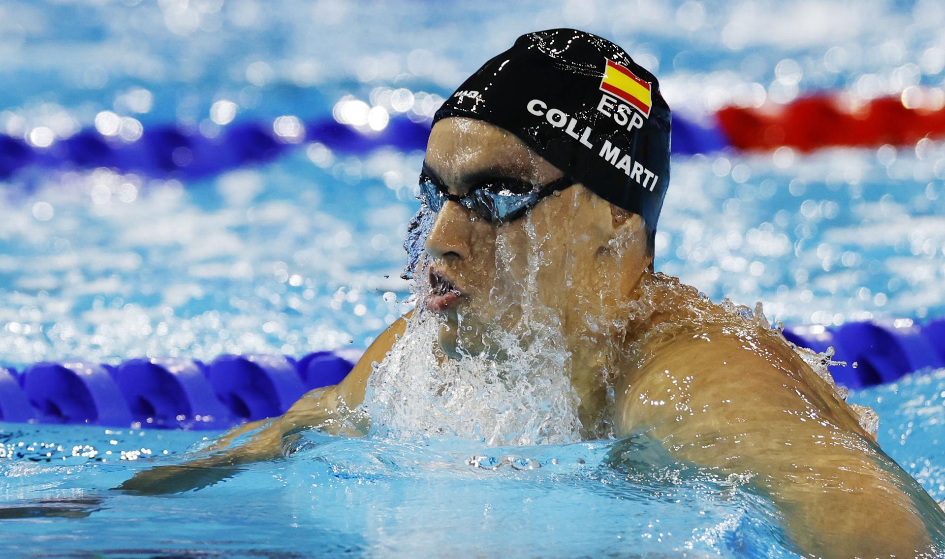 El nadador español Carles Coll Marti compite en las semifinales de los 200 metros estilo braza en los Campeonatos Mundiales de Natación Singapur 2025. EFE/EPA/RUNGROJ YONGRIT