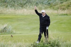 El presidente de EE.UU. Donald J. Trump hace un gesto mientras habla con los medios en su campo de golf en Turnberry (Escocia), antes de cerrar el acuerdo arancelario con la presidenta de la Comisión Europea, Ursula von der Leyen, este domingo 27 de julio de 2025. EFE/EPA/TOLGA AKMEN