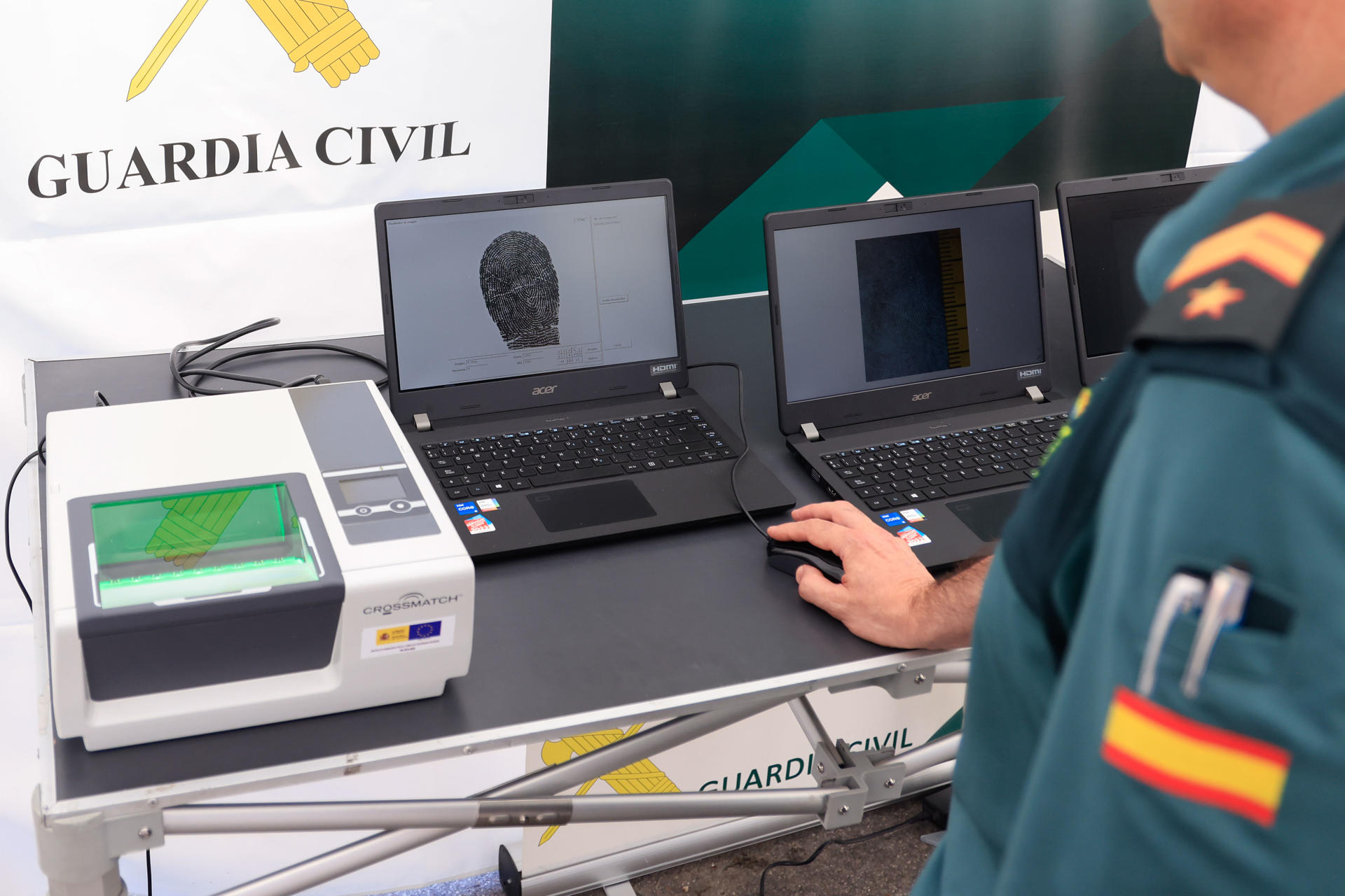 La Guardia Civil ha dado un paso más en la identificación de cadáveres y ha creado un puesto de trabajo portátil integral que agilizará la comprobación lofoscópica de la identidad de los fallecidos en grandes catástrofes, por muy inaccesible e inhóspito que sea el lugar del suceso. EFE/ Pablo R. Seco

