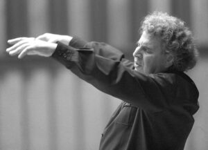 Hace cien años nació en la isla de Kios Mikis Theodorakis, músico y compositor griego de fama mundial. En la imagen, durante un concierto en el Teatro Monumental de Madrid en 1990. EFE/ J.J.Guillén/Archivo