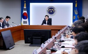 El presidente surcoreano, Lee Jae-myung, presidiendo una reunión gubernamental. EFE/EPA/YONHAP SOUTH KOREA OUT