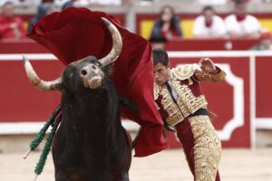 El torero Daniel Luque durante la lidia a su primer toro de la tarde en la tercera de abono de la Feria de Toro de los Sanfermines 2025 con toros de la ganadería gaditana de Fuente Ymbro y en la que comparte cartel con los diestros Miguel Angel Perera y Alejandro Talavante. EFE/Jesús Diges