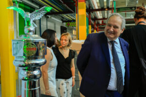 El ministro de Industria, Jordi Hereu, durante su visita a la fábrica de Heineken en Quart de Poblet (Valencia) donde ha asistido a un acto para celebrar el 50 aniversario. EFE/ Kai Forsterling
