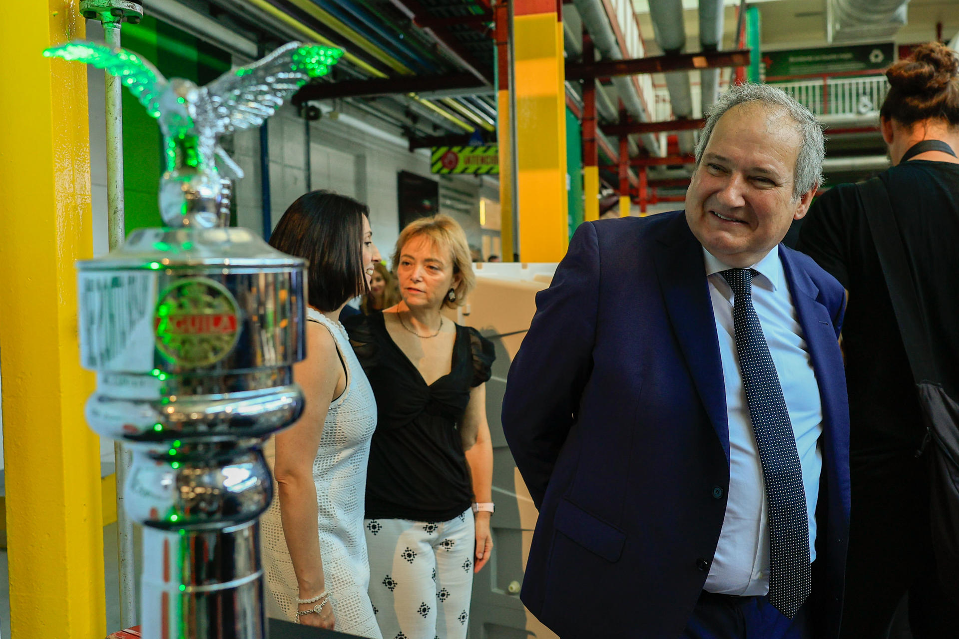 El ministro de Industria, Jordi Hereu, durante su visita a la fábrica de Heineken en Quart de Poblet (Valencia) donde ha asistido a un acto para celebrar el 50 aniversario. EFE/ Kai Forsterling