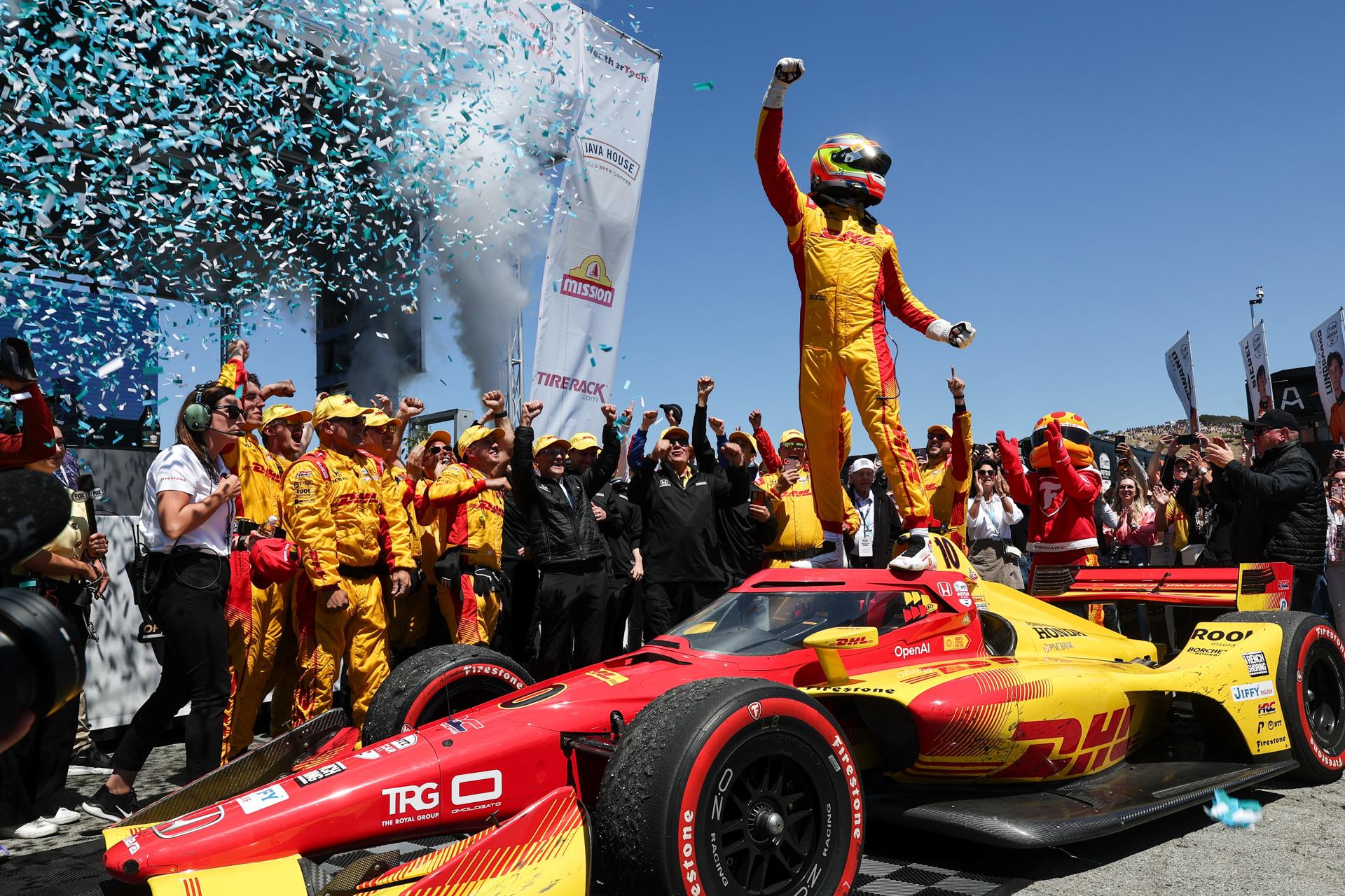 El piloto español Álex Palou celebra su victoria en el autódromo de Laguna Seca (EE.UU.).EFE/Chris Owens/IndyCar //SOLO USO EDITORIAL /NO VENTAS /SOLO DISPONIBLE PARA ILUSTRAR LA NOTICIA QUE ACOMPAÑA /CRÉDITO OBLIGATORIO