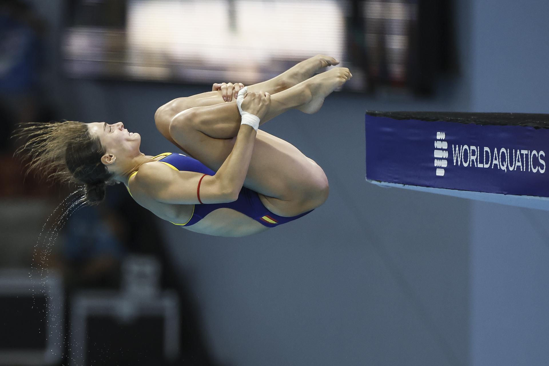 La española Ana Carvajal en uno de sus saltos en la final de equipos mixtos de los Mundiales de Singapur. EFE/EPA/RUNGROJ YONGRIT

