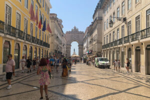 La Praça do Comércio, una de las principales atracciones turísticas de Lisboa, este viernes durante uno de los días más rigurosos de la última ola de calor en Portugal, que a finales de junio y comienzos de julio dejó más de 40 grados centígrados y avisos rojos por temperaturas extremas en la mitad del país. EFE/ Carlos Caselles