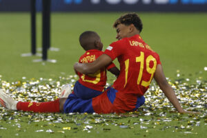 Fotografía de JJ Guillen, en la que puede verse en una imagen de archivo del 14 de julio de 2024 al jugador de la selección española y del F.C. Barcelona Lamine Yamal tras conquistar la pasada Eurocopa. EFE