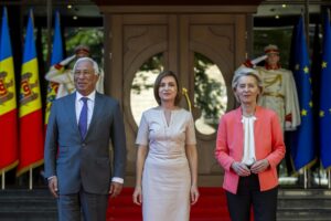 La presidenta de Moldavia, Maia Sandu (C), posa con la presidenta de la Comisión Europea, Ursula von der Leyen (d), y el presidente del Consejo Europeo, Antonio Costa (i), a su llegada a la Cumbre UE-Moldavia en Chisináu EFE/EPA/DUMITRU DORU