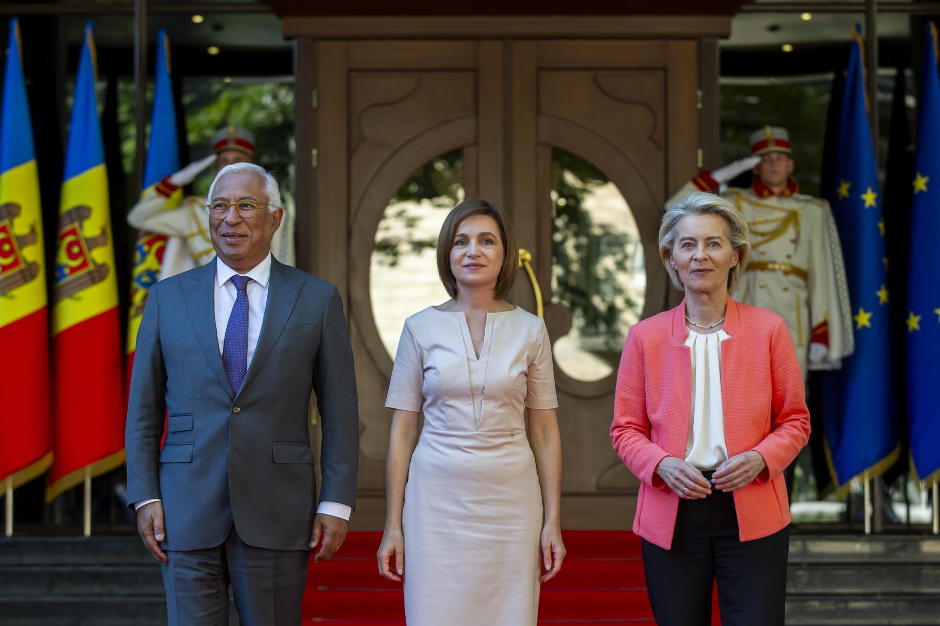 La presidenta de Moldavia, Maia Sandu (C), posa con la presidenta de la Comisión Europea, Ursula von der Leyen (d), y el presidente del Consejo Europeo, Antonio Costa (i), a su llegada a la Cumbre UE-Moldavia en Chisináu EFE/EPA/DUMITRU DORU