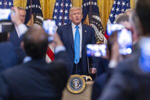 El presidente de EE.UU., Donald Trump, ofreció a Corea del Sur la posibilidad de reducir los aranceles a ese país, que actualmente se sitúan en el 25 %. EFE/EPA/SHAWN THEW
