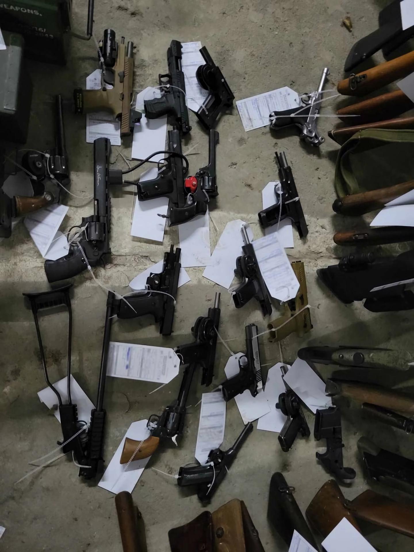 Fotografía cedida por la Real Policía Montada de Canadá de enero de 2024 donde se observan varias armas incautadas durante registros realizados como parte de una investigación sobre un supuesto complot para construir una milicia antigubernamental en la ciudad de Quebec (Canadá). EFE/ Real Policía Montada de Canadá