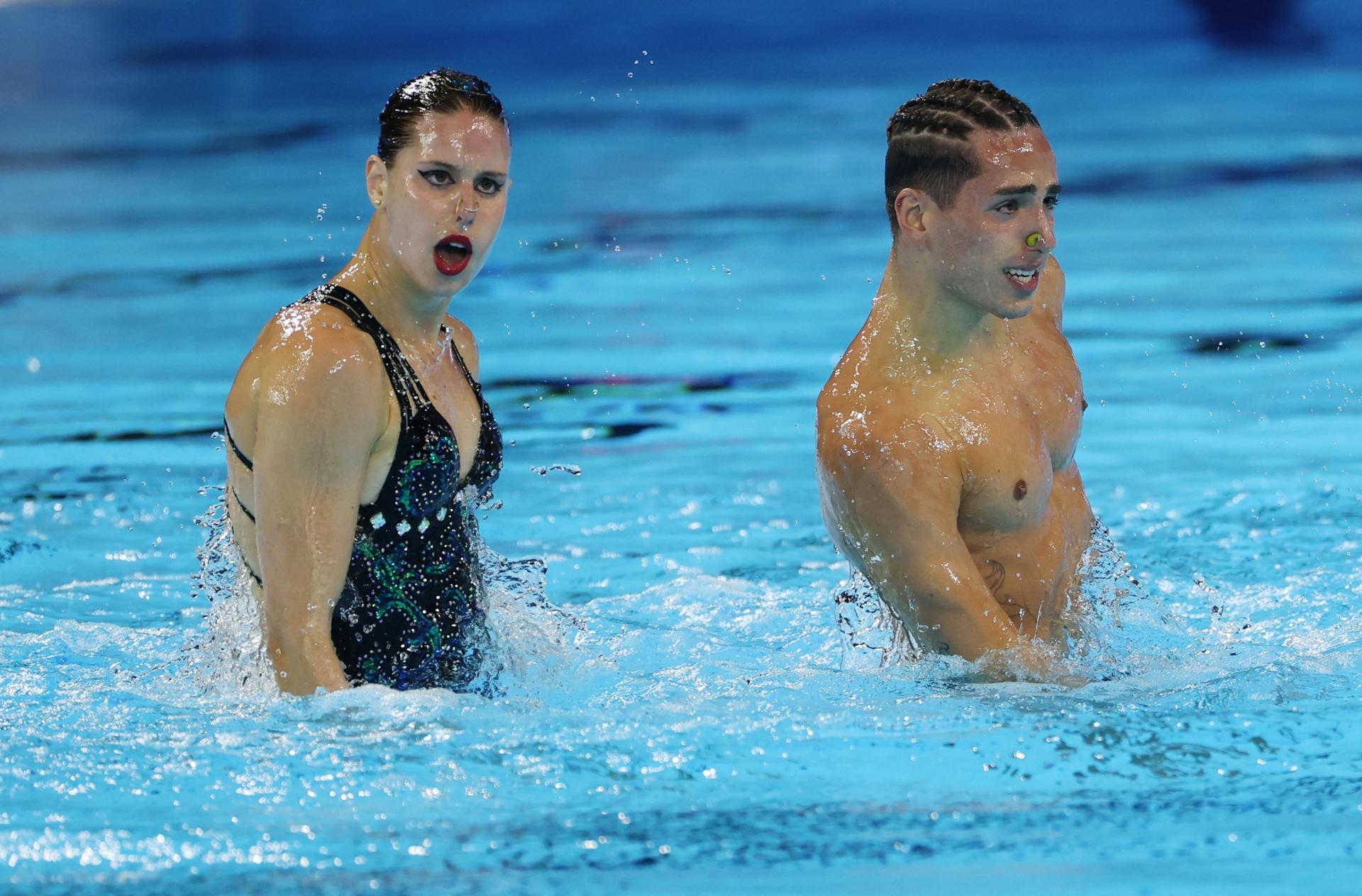 Dennis Gonzalez Boneu (d) e Iris Tió (i) dominaron este viernes la rutina libre del dúo mixto y dieron a España la tercera medalla de oro en los Mundiales de Singapur. EFE/EPA/FAZRY ISMAIL