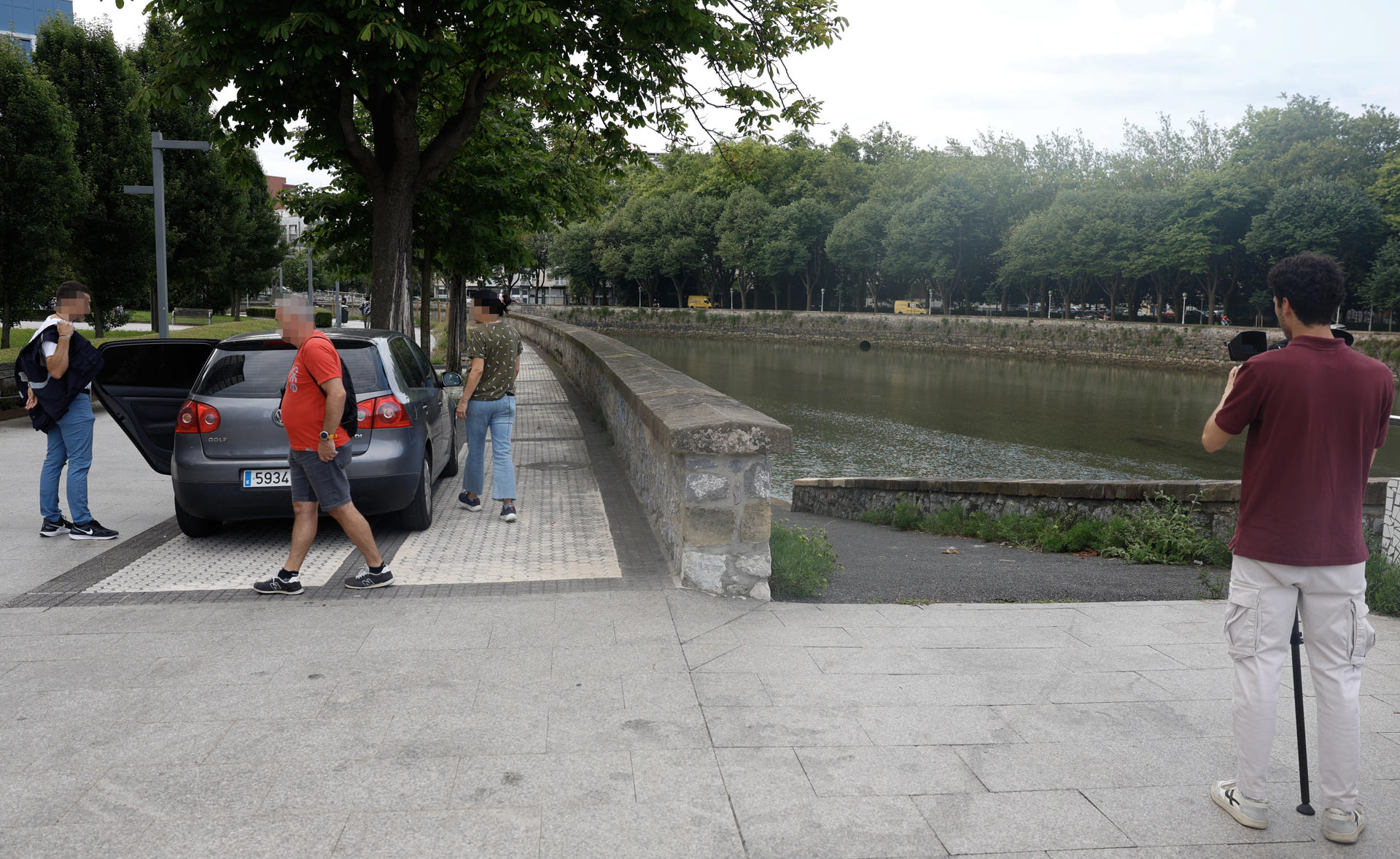 Agentes de la Ertzaintza trabajan junto al río Urumea a su paso por San Sebastián, donde un varón ha aparecido muerto este viernes, según han informado a Efe fuentes del Departamento vasco de Seguridad. EFE/Juan Herrero