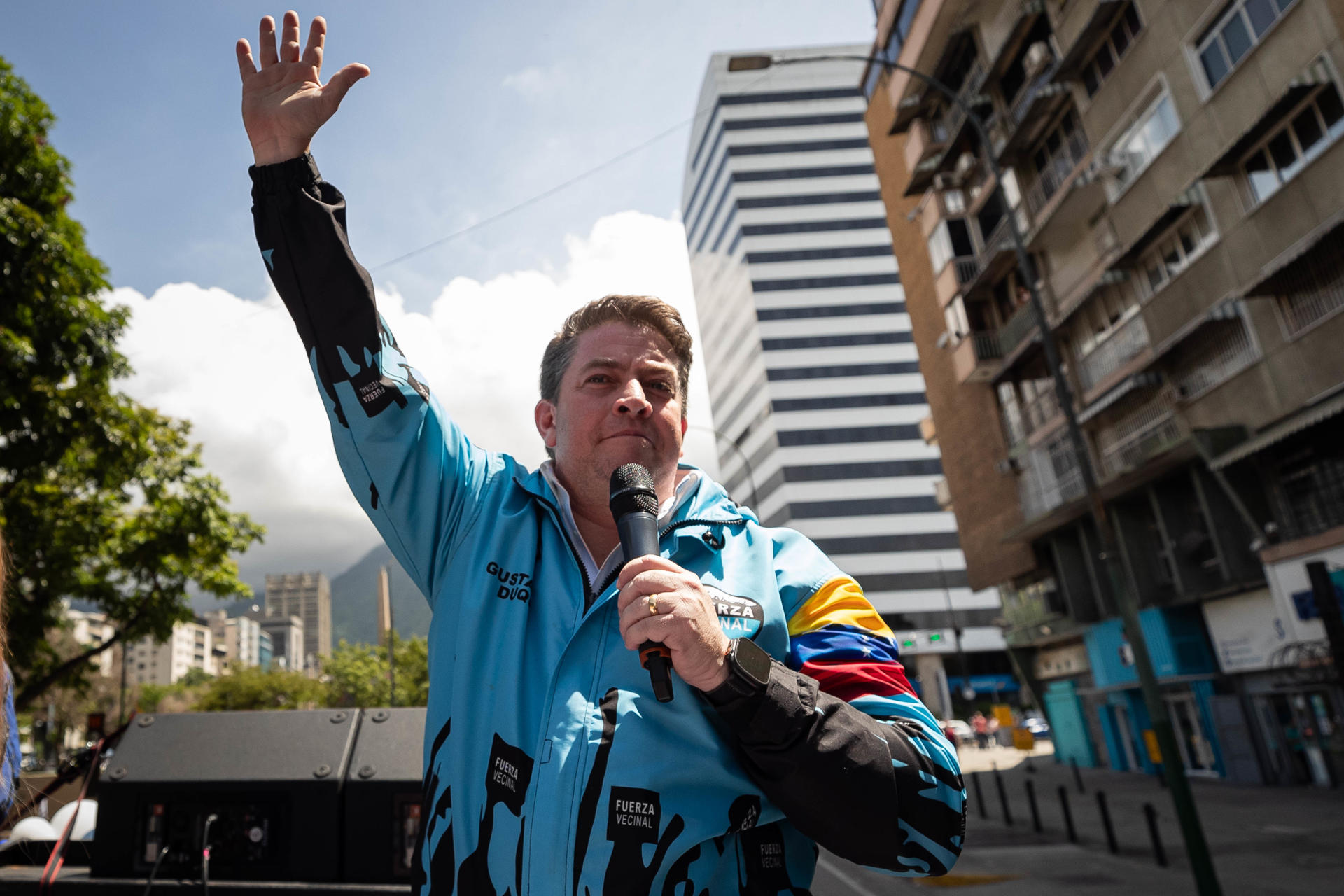 Fotografía tomada el pasado 11 de julio del alcalde del municipio caraqueño de Chacao, el opositor Gustavo Duque, durante un acto de campaña, en Caracas (Venezuela). EFE/Ronald Peña