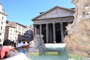 Turistas se refrescan en las fuentes de Roma. EFE/EPA/MAURIZIO BRAMBATTI