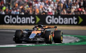 TOWCESTER (Reino Unido), 04/07/2025.- El inglés Lando Norris (McLaren), que fue el más rápido en los entrenamientos libres para el Gran Premio de Gran Bretaña, este viernes, en Silverstone. (Fórmula Uno, Reino Unido) EFE/EPA/PETER POWELL .