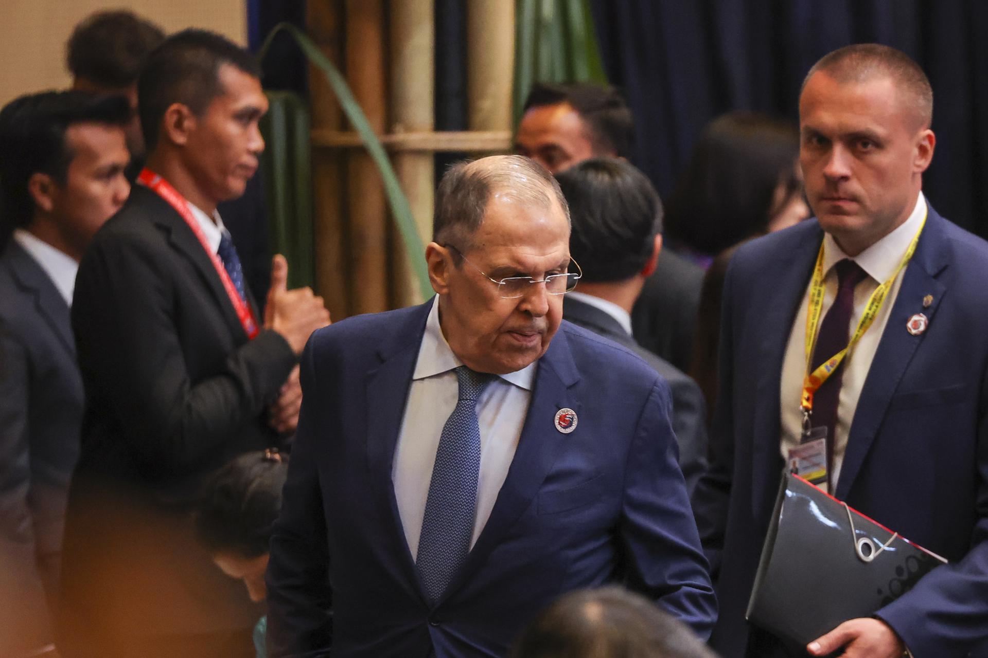 KUALA LUMPUR (Malaysia), 11/07/2025.- Russia's Foreign Minister Sergei Lavrov (C) arrives for the 32nd Association of Southeast Asian Nations (ASEAN) Regional Forum at the 58th Association of Southeast Asian Nations (ASEAN) Foreign Ministers’ Meetings in Kuala Lumpur, Malaysia, 11 July 2025. (Malasia, Rusia) EFE/EPA/FAZRY ISMAIL