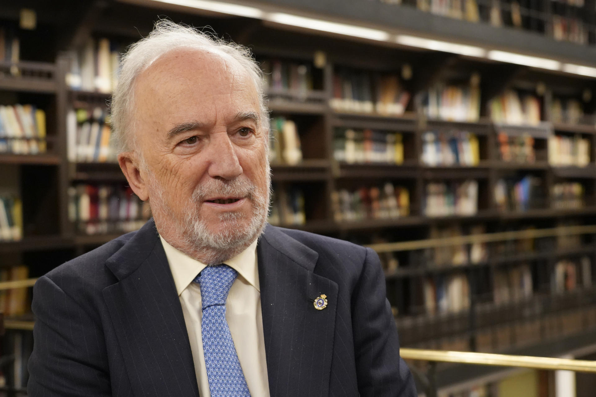 El director de la Real Academia Española (RAE), Santiago Muñoz Machado, habla durante una entrevista con EFE, en la Biblioteca del Congreso Nacional de Chile, en Santiago (Chile). EFE/ Alberto Peña
