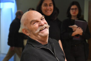 El escritor y periodista argentino Martín Caparrós asiste a un homenaje este jueves, en el Teatro Alvear en Buenos Aires (Argentina). EFE/ Martín Quintana