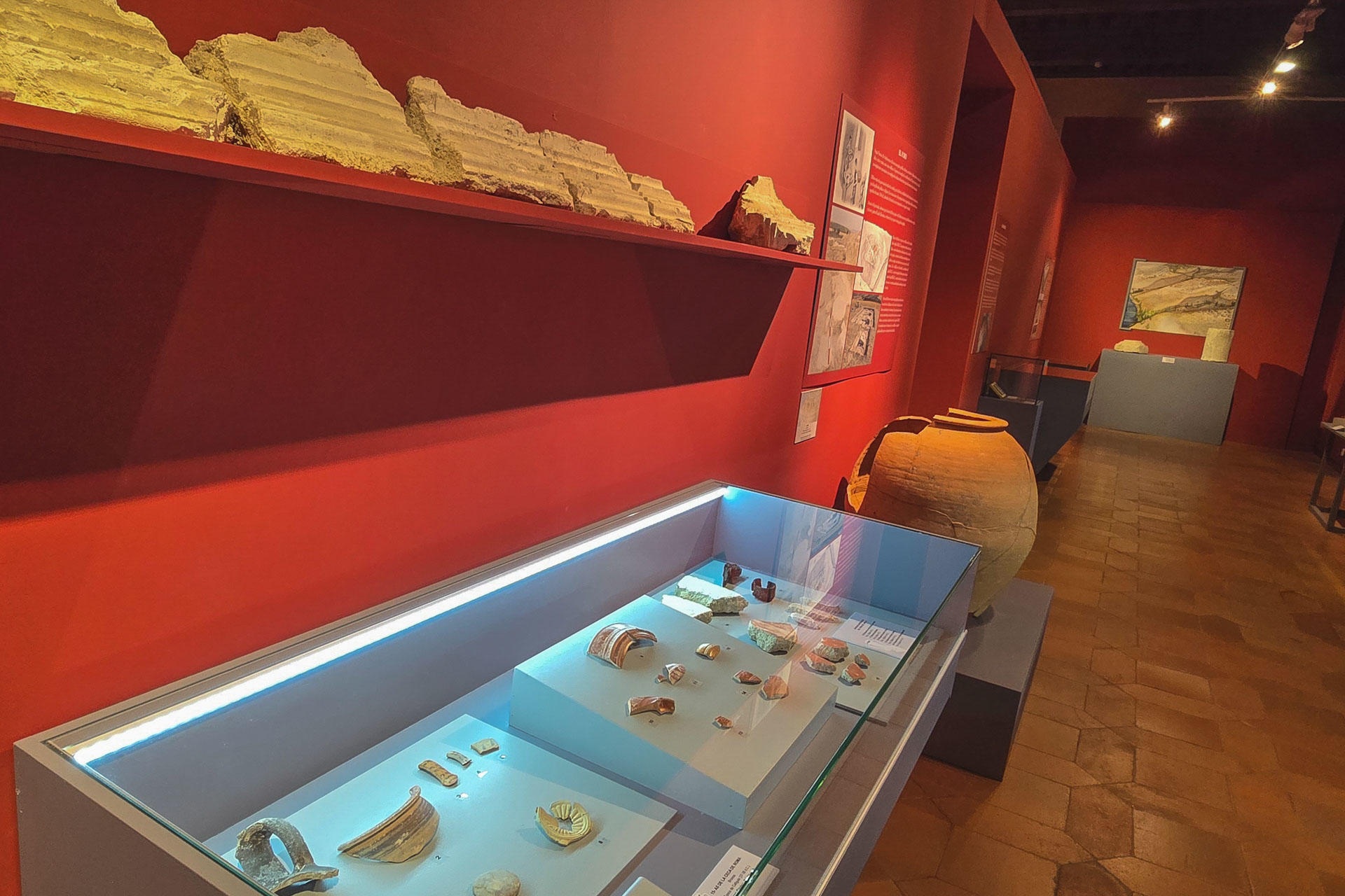 La exposición temporal 'Caraca. La ciudad perdida' recoge una muestra de las piezas localizadas durante años en los trabajos arqueológicos realizados en el Cerro de la Virgen de la Muela y su entorno, en Driebes (Guadalajara), que evidencian no solo la singularidad de este yacimiento, que abarca desde el Paleolítico hasta época visigoda, sino también la buena conservación de los hallazgos. EFE/ Beatriz Retuerta