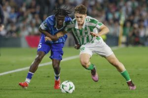 Fotografía de archivo del centrocampista del Betis Mateo Flores (d) disputando un balón con el centrocampista del Gante Leonardo da Silva Lopes (i). EFE/José Manuel Vidal