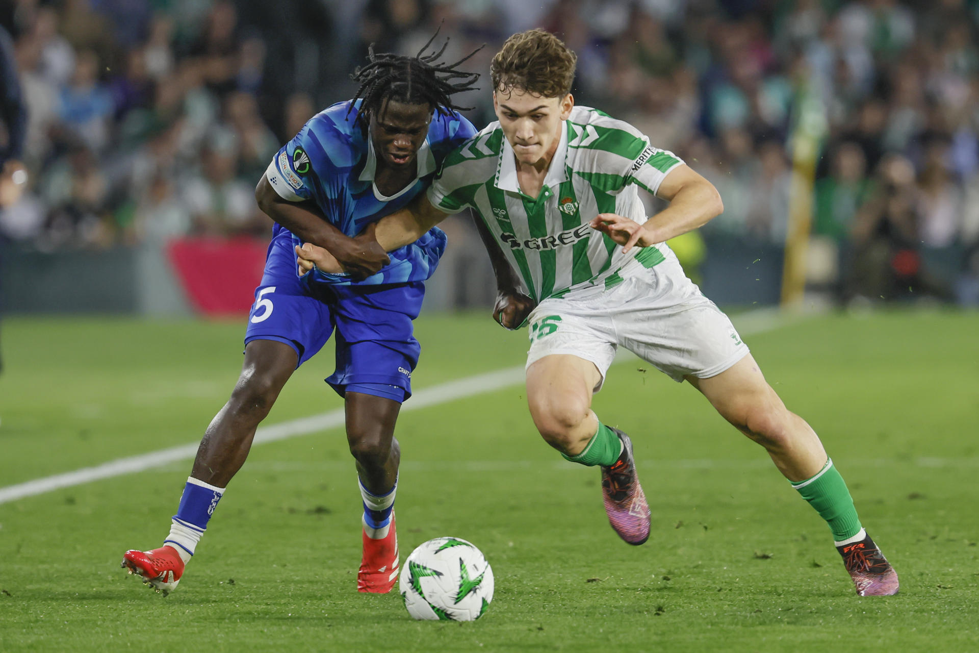 Fotografía de archivo del centrocampista del Betis Mateo Flores (d) disputando un balón con el centrocampista del Gante Leonardo da Silva Lopes (i). EFE/José Manuel Vidal
