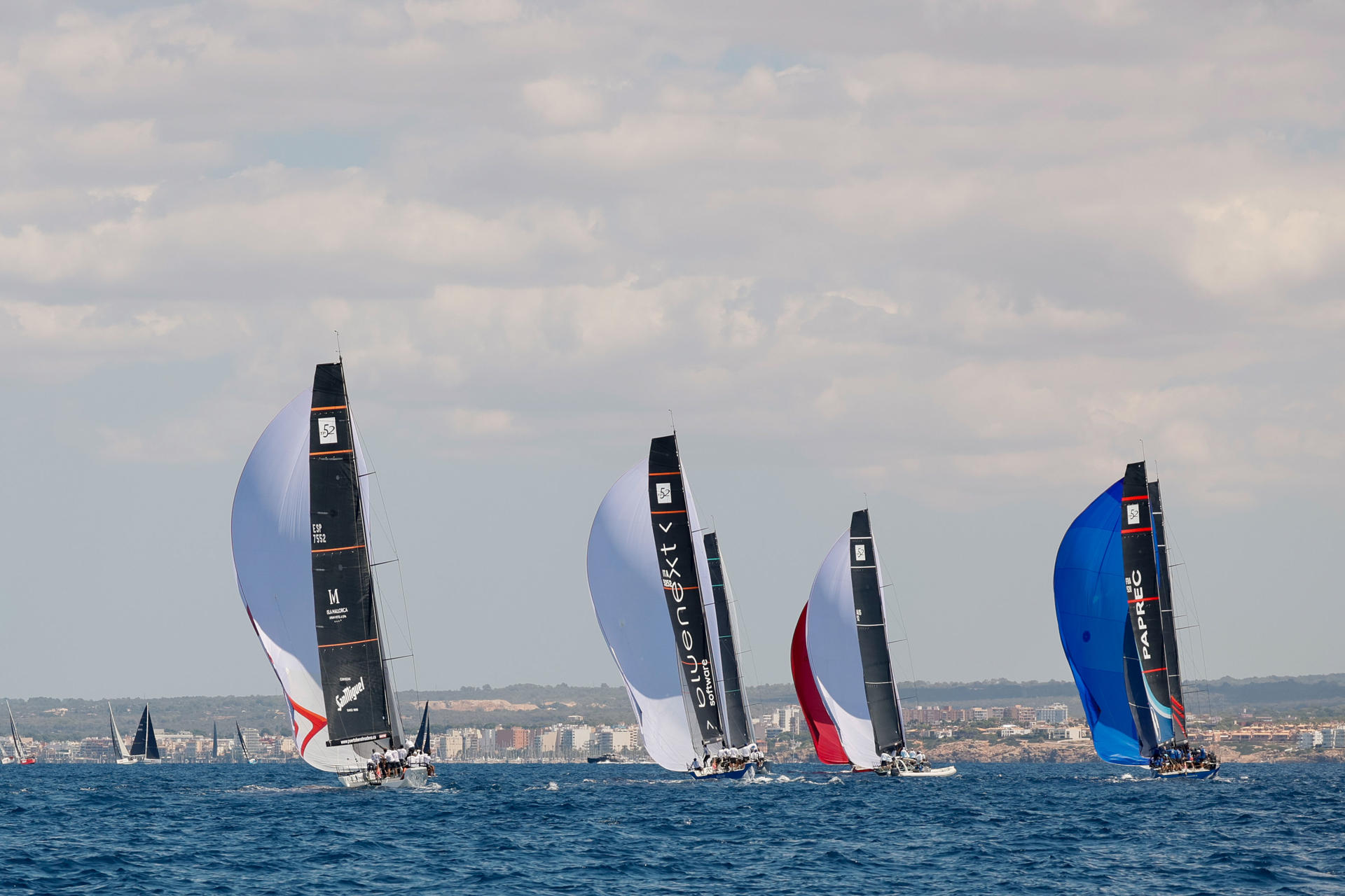 Los barcos, este jueves durante la tercera regata de la 43 Copa del Rey Mapfre de vela que se disputa en aguas de la bahía de Palma. EFE/Ballesteros