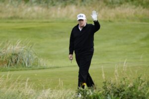 El presidente de EE.UU., Donald Trump, saluda mientras juega al golf en el campo de golf Trump Turnberry durante una visita privada en Turnberry, Escocia, Reino Unido, el 26 de julio de 2025. EFE/EPA/TOLGA AKMEN