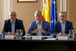 El ministro de Política Territorial, Ángel Víctor Torres, se reunió este jueves, en la capital grancanaria, con los delegados del Gobierno en las distintas comunidades autónomas (de forma presencial con los de Canarias, Ceuta y Melilla y por videoconferencia con el resto) para informarles sobre el protocolo de atención a los menores migrantes EFE/Ángel Medina G.