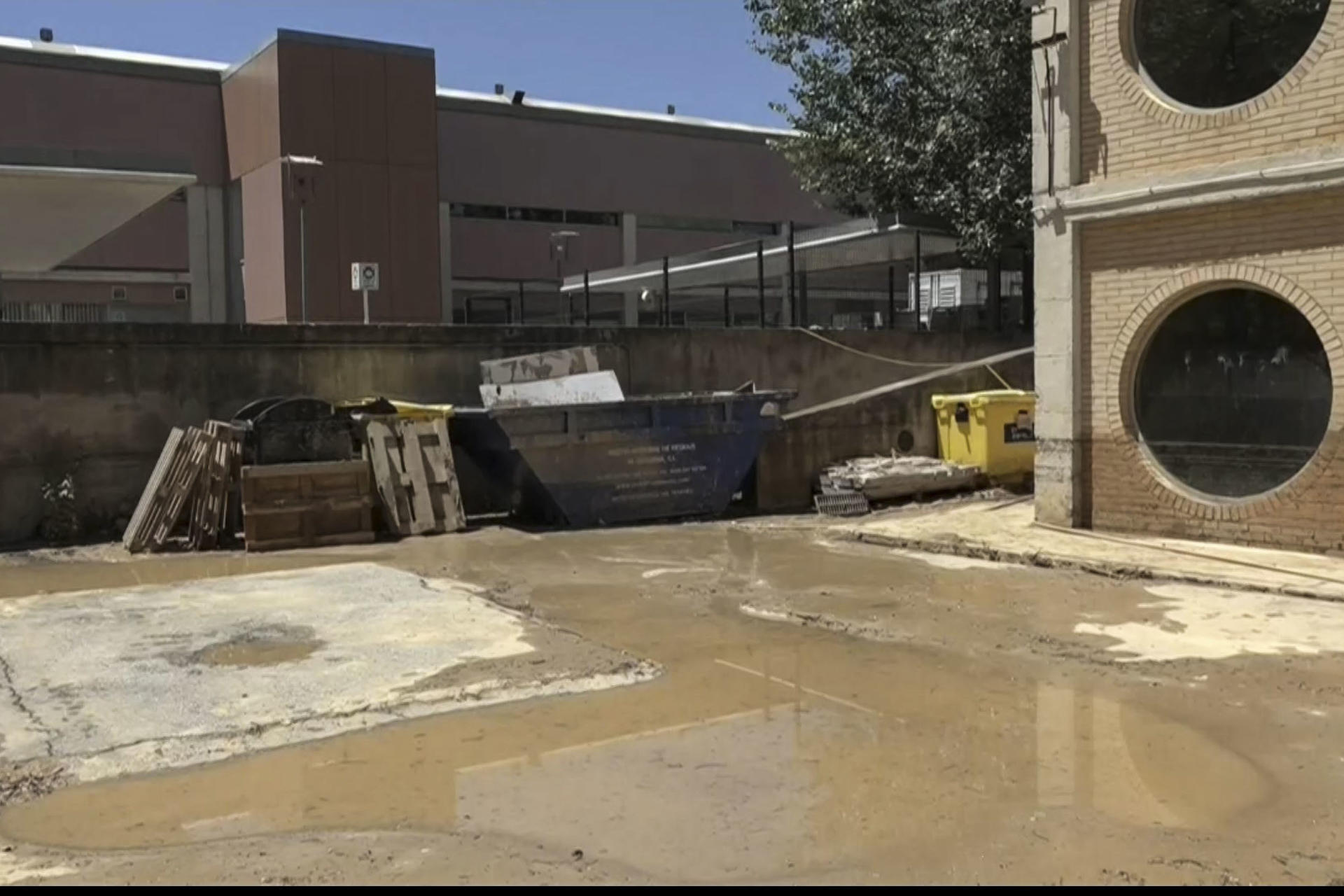 Captura de video del Hospital Comarcal del Alt Penedès (Barcelona), ubicado en Vilafranca del Penedès, que la conselleria de Salut ha cerrado temporalmente y ha procedido a evacuar a 71 pacientes ingresados, ya que no tiene agua y luz después de que las lluvias torrenciales caídas ayer provocasen que se inundase parte del centro. Las lluvias originaron la caída de un muro exterior en el recinto del hospital, lo que ocasionó acumulaciones de agua de hasta un metro y medio en la planta inferior del centro sanitario, donde ha quedado afectada la zona de suministro eléctrico y de agua, así como los quirófanos. EFE