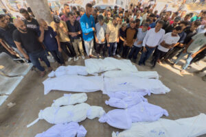 Palestinos velan a sus muertos este 3 de julio en Al Shifa. EFE/ Ahmad Awad