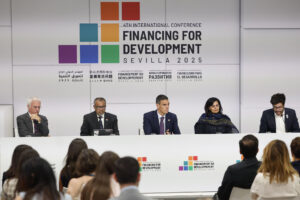 El presidente del Gobierno, Pedro Sánchez (c), junto al director de la OMS, Tedros Adhanom (2i), el director ejecutivo del Fondo Mundial para la lucha contra el sida, la tuberculosis y la malaria, Peter Sands (i), y la responsable de Gavi, Sania Nishtar (2d), durante la presentación de la iniciativa de acción para la salud global celebrada este miércoles en el marco de la IV Conferencia de la ONU para la Financiación al Desarrollo, en Sevilla. EFE/ J. Palencia