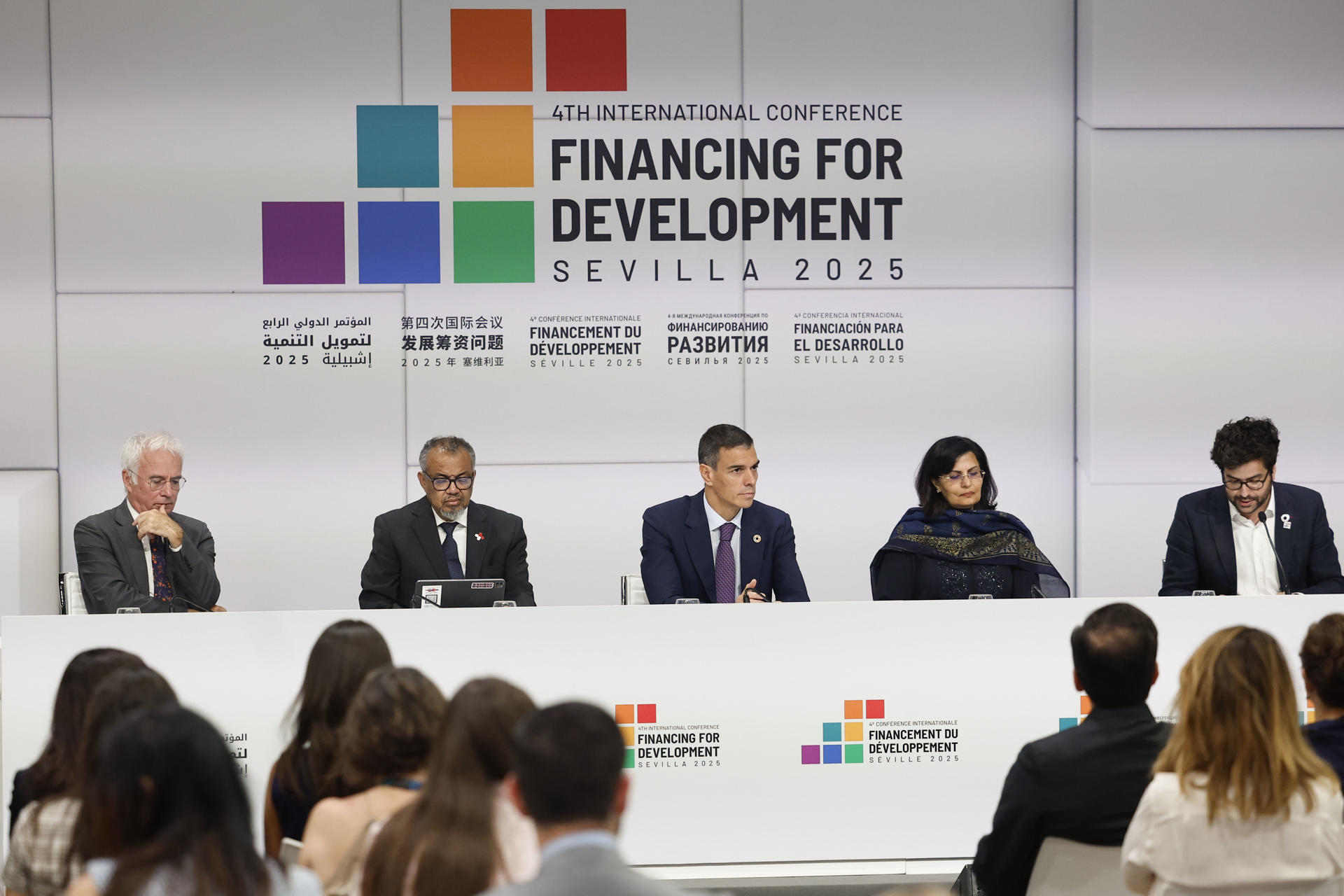 El presidente del Gobierno, Pedro Sánchez (c), junto al director de la OMS, Tedros Adhanom (2i), el director ejecutivo del Fondo Mundial para la lucha contra el sida, la tuberculosis y la malaria, Peter Sands (i), y la responsable de Gavi, Sania Nishtar (2d), durante la presentación de la iniciativa de acción para la salud global celebrada este miércoles en el marco de la IV Conferencia de la ONU para la Financiación al Desarrollo, en Sevilla. EFE/ J. Palencia