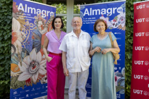 El actor Juan Echanove posa junto a la directora del Festival, Irene Pardo (i), y la ex secretaria de Enseñanza de UGT-Servicios Públicos, Maribel Loranca (d), este jueves en Almagro donde esta noche recibirá el Premio Lorenzo Luzuriaga 2025, con motivo del 48 Festival Internacional de Teatro Clásico de Almagro. EFE/Jesús Monroy