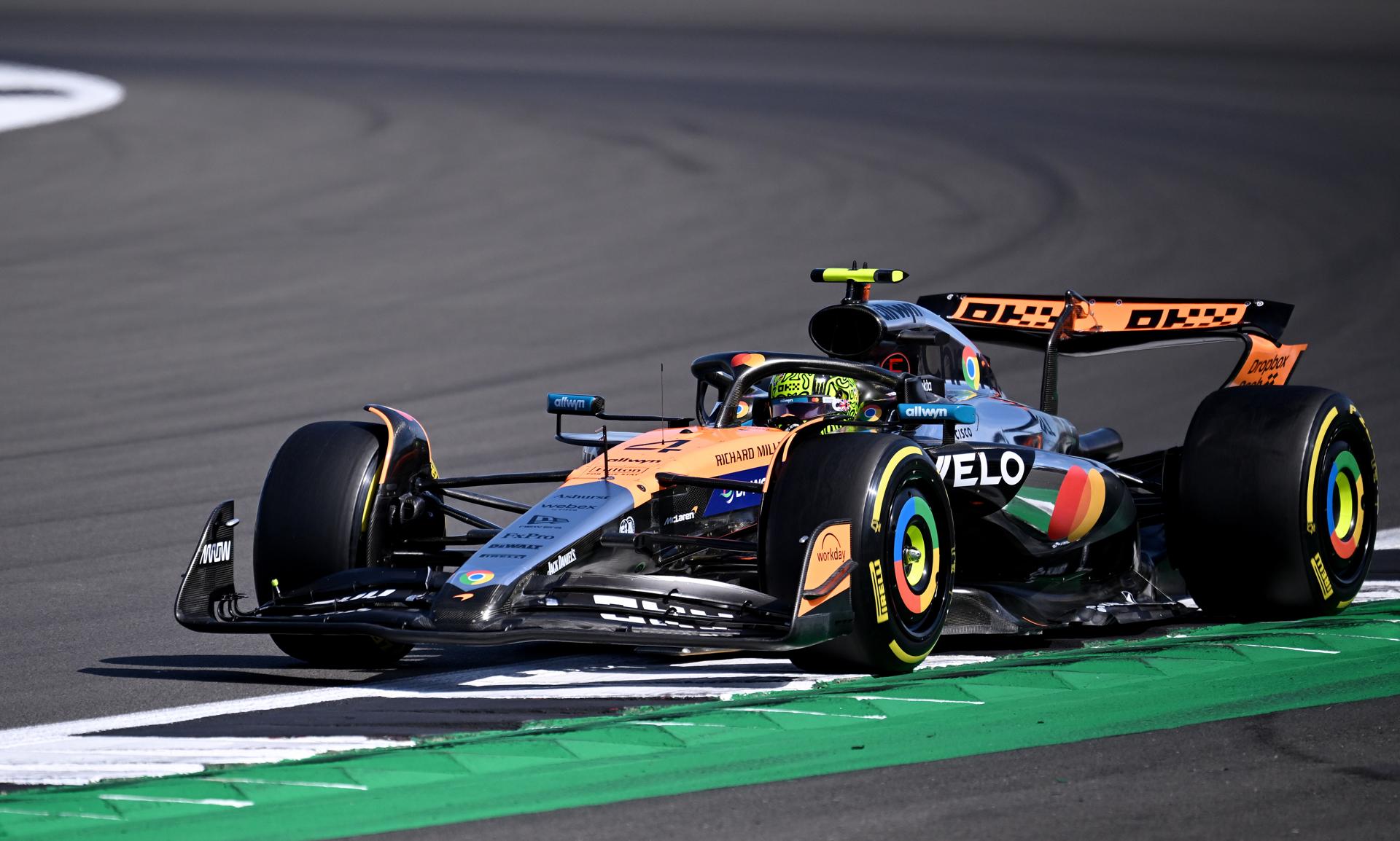 El inglés Lando Norris (McLaren), que había sido segundo en la matinal, marcó el mejor tiempo este viernes en el segundo libre para el Gran Premio de Gran Bretaña, el duodécimo del Mundial de F1, en el circuito de Silverstone, donde los españoles Fernando Alonso (Aston Martin) y Carlos Sainz (Williams) marcaron el duodécimo y el decimosexto tiempo, respectivamente. EFE/EPA/PETER POWELL .