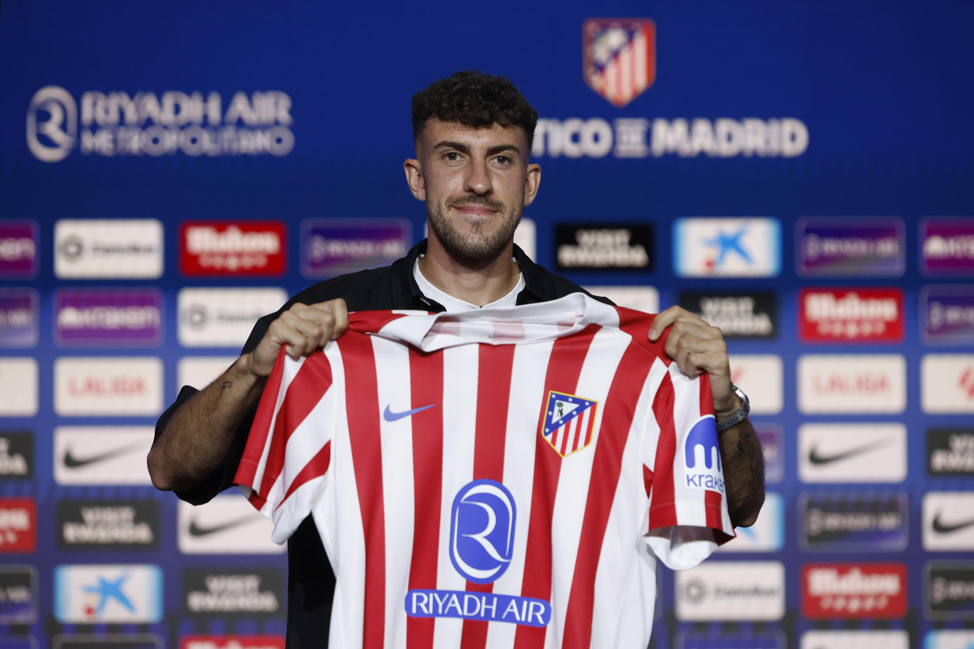El lateral izquierdo italiano Matteo Ruggeri durante su presentación como nuevo jugador del Atlético de Madrid, en el estadio Metropolitano de Madrid. EFE/ Mariscal