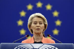 Estrasburgo (Francia), 7 jul (EFE).- La presidenta de la Comisión Europea, Ursula von der Leyen, tildó este lunes de "extremista" la moción de censura en su contra que el Parlamento Europeo debate este lunes y se abrió a debatir "con hechos y argumentos" las "preocupaciones legítimas" que puedan tener los eurodiputados.
EFE/EPA/GUILLAUME HORCAJUELO