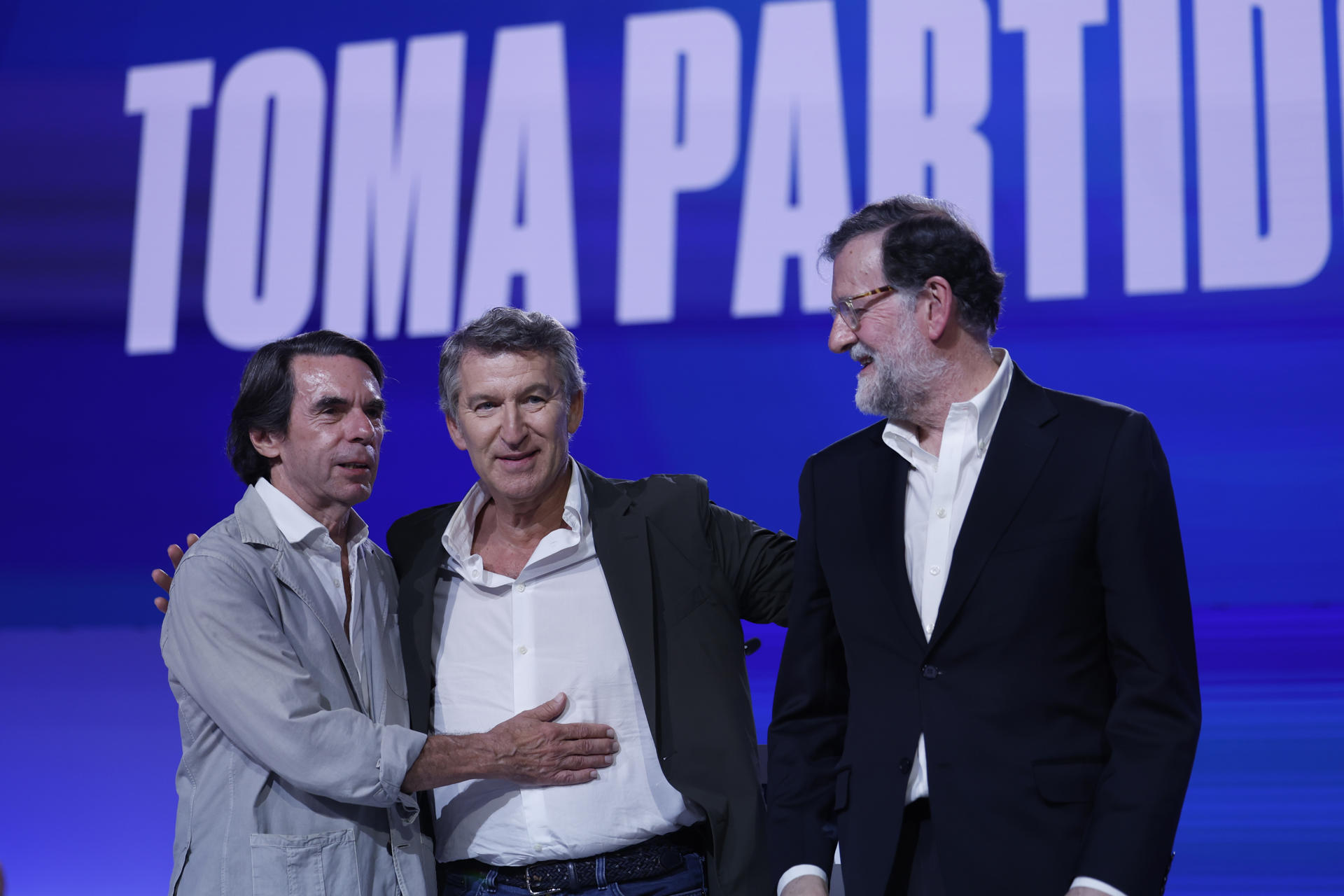 El líder del PP, Alberto Núñez Feijóo (c), junto a sus antecesores en el cargo y ex presidentes del Gobierno José María Aznar (izda) y Mariano Rajoy, durante el XXI Congreso Nacional del PP, este viernes en el recinto ferial Ifema de Madrid. EFE/Javier Lizón