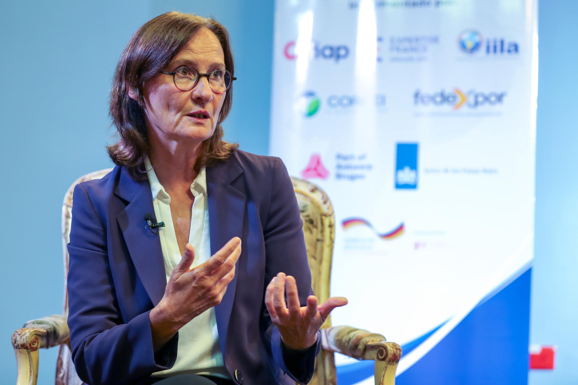 La directora de Desarrollo Humano, Migración, Gobernanza y Paz de la Comisión Europea, Erica Gerretsen, habla en una entrevista con EFE, en Quito (Ecuador). EFE/José Jácome