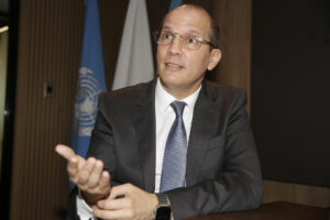 El representante del Programa de las Naciones Unidas para el Desarrollo (PNUD) en Honduras, Richard Barathe, habla durante una entrevista con EFE este miércoles, en Tegucigalpa (Honduras). EFE/ Gustavo Amador