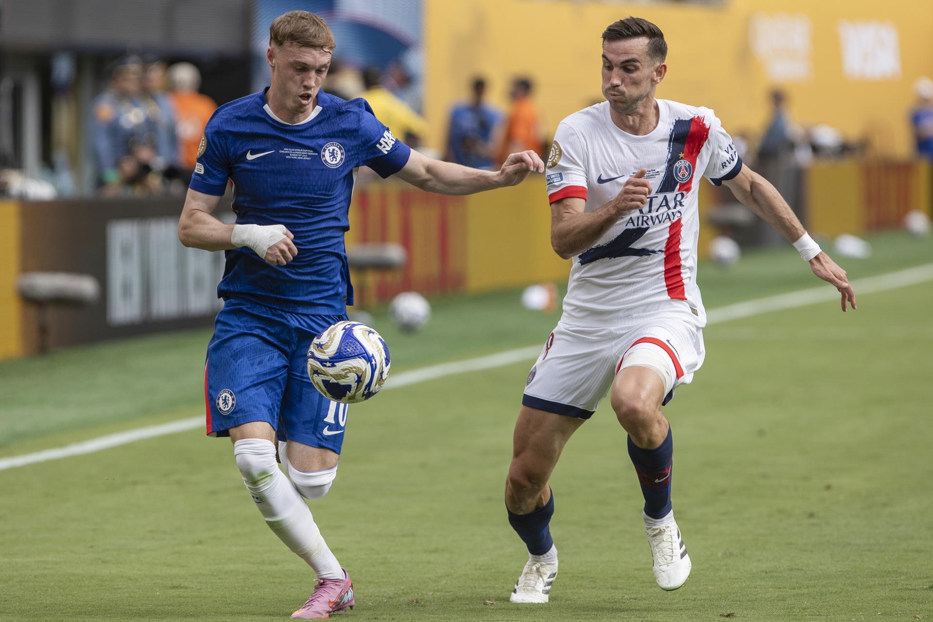 Cole Palmer (i), de Chelsea, disputa el balón con Fabián Ruiz, de PSG, durante la final del Mundial de Clubes entre Chelsea FC y París Saint-Germain (PSG) en el estadio MetLife en Nueva Jersey (Estados Unidos). EFE/ Ángel Colmenares