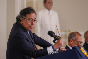 Fotografía cedida por la Presidencia de Colombia que muestra al mandatario Gustavo Petro hablando en un evento este jueves, en la Casa de Nariño en Bogotá (Colombia). EFE/ Presidencia de Colombia/