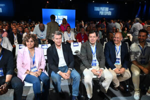 El líder del PP, Alberto Núñez Feijóo (2i), acompañado de la secretaria general del Partido Popular Europeo, Dolors Montserrat; el presidente de la Junta de Castilla y León y del PP regional, Alfonso Fernández Mañueco; y el secretario general del PP, Miguel Tellado ( de i a d), durante la segunda jornada del Congreso del partido, en la que Feijóo será reelegido presidente de la formación y en la que se aprobarán las dos ponencias, la hoja de ruta del partido de cara a la conquista de La Moncloa. EFE/ Fernando Villar