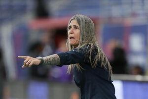 Emily Lima dejó de ser seleccionadora de Perú. En la foto, da instrucciones durante un partido ante Uruguay en la Copa América Femenina en Quito (Ecuador). EFE/José Jácome