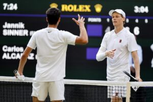 El italiano Jannik Sinner (d) estrecha la mano a Carlos Alcaraz tras la final de de Wimbledon que ha jugado contra el español Carlos Alcaraz, Londres, Reino Unido. EFE/EPA/TOLGA AKMEN