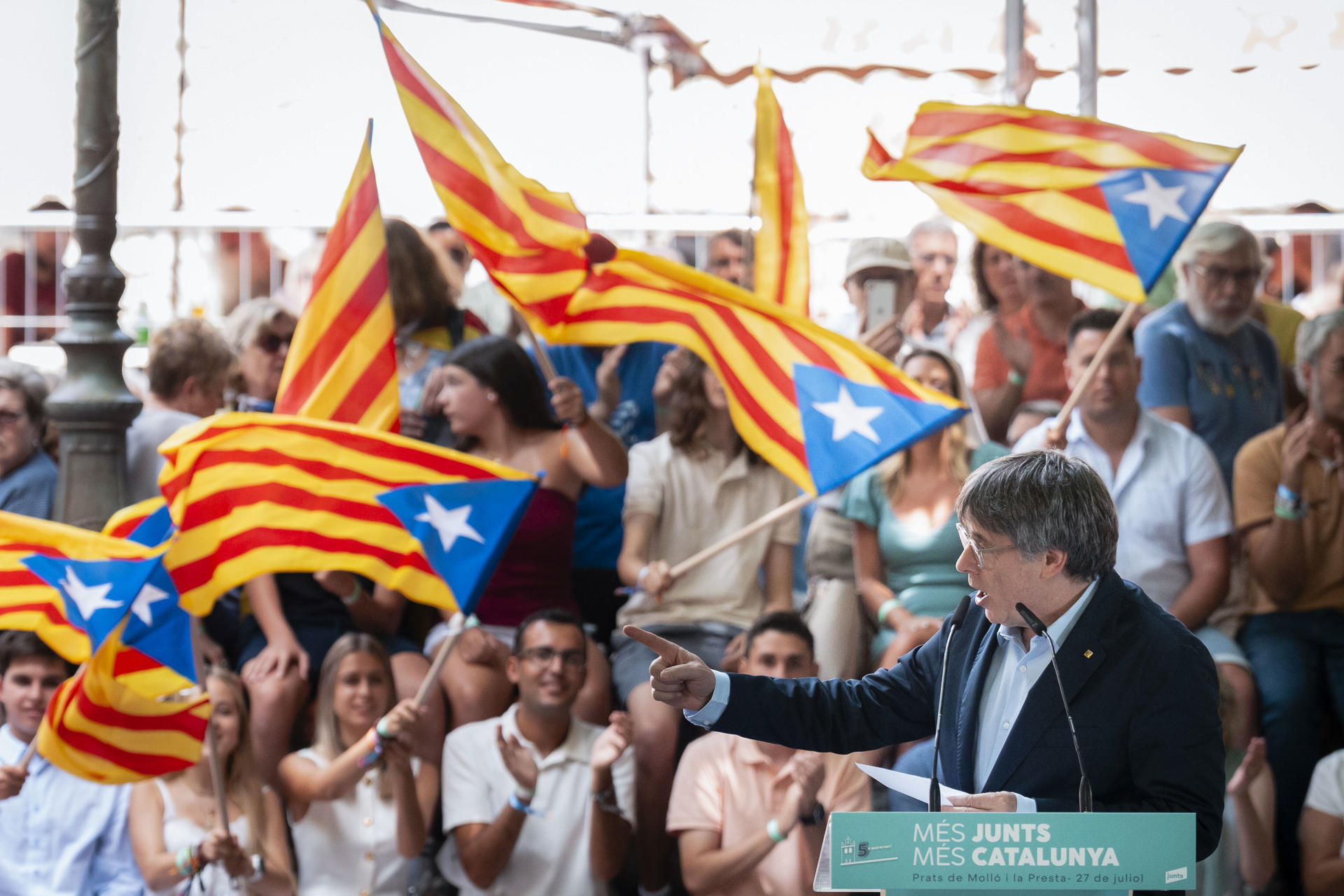 El expresidente de la Generalitat Carles Puigdemont participa en el acto con motivo del quinto aniversario de la fundación de Junts per Catalunya como partido este domingo, en Prats de Molló (Francia). EFE/ David Borrat