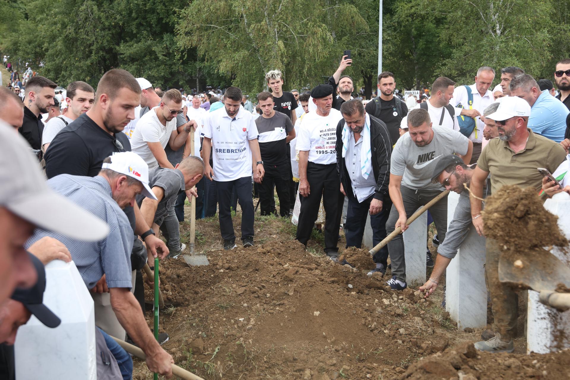 .- Musulmanes bosnios asisten al funeral de siete víctimas musulmanas bosnias recién identificadas del genocidio de Srebrenica, durante una ceremonia funeraria en el Centro Memorial y Cementerio de Potocari, en Srebrenica, Bosnia y Herzegovina, el 11 de julio de 2025. El entierro forma parte de una ceremonia conmemorativa para marcar el 30 aniversario del genocidio de Srebrenica, considerado la peor atrocidad de la guerra de Bosnia de 1992-95. Más de 8,000 hombres y niños musulmanes fueron ejecutados en la matanza de 1995 después de que las fuerzas serbobosnias tomaran la ciudad. (Bosnia-Herzegovina) EFE/EPA/HAZIM ALJOVIC BOSNIA AND HERZEGOVINA OUT
